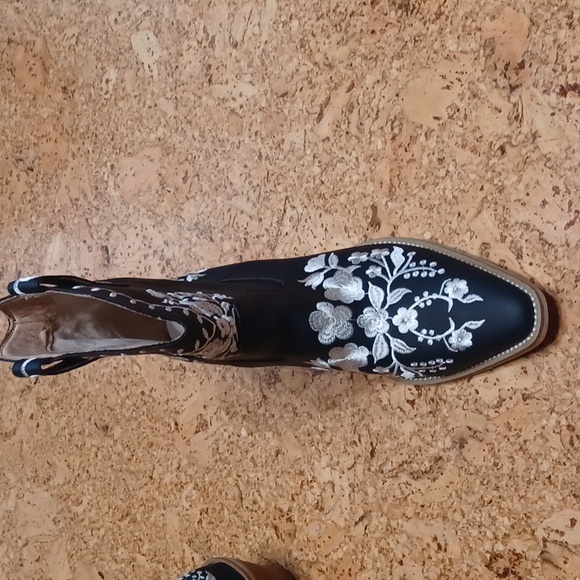 MIIM Black Vegan Leather Floral Embroidered Western Heeled Boots Size 8.5 - Picture 3 of 9